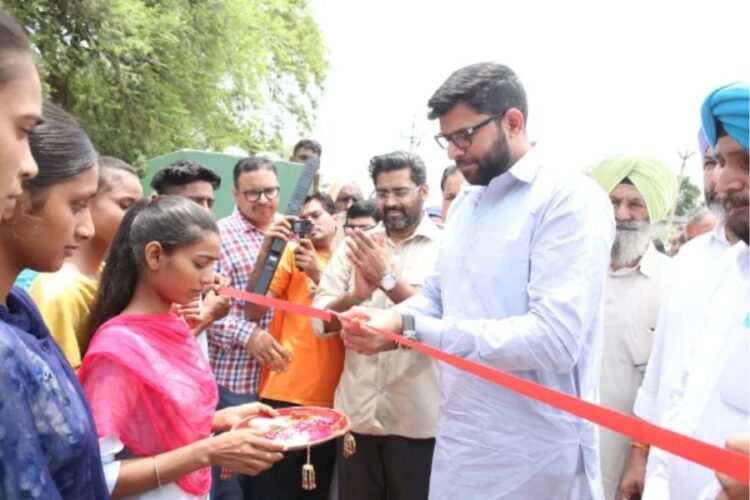 JJP leader Digvijay Chautala inaugurates e-library in Hisar