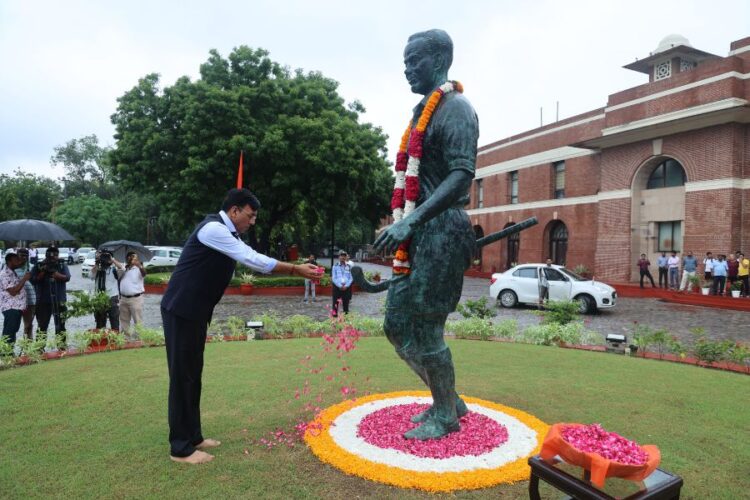 Sports Minister Mansukh Mandaviya offered floral tribute to Major Dhyanchand Pic Source X