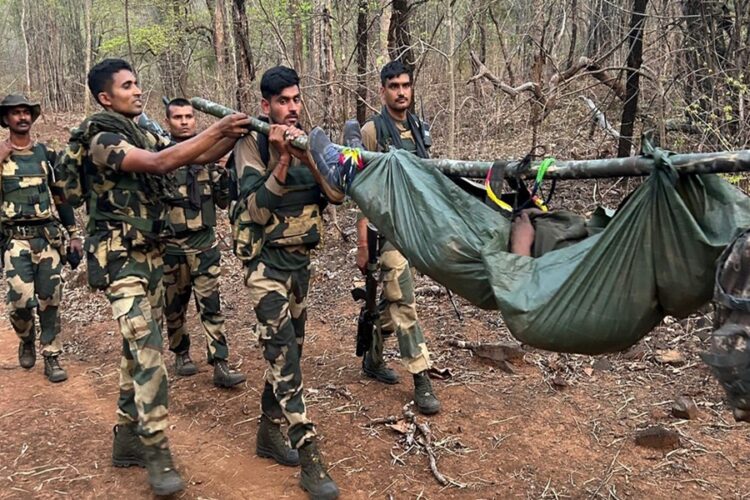 Chhattisgarh: दंतेवाड़ा सीमा पर सुरक्षाबलों और नक्सलियों के बीच मुठभेड़