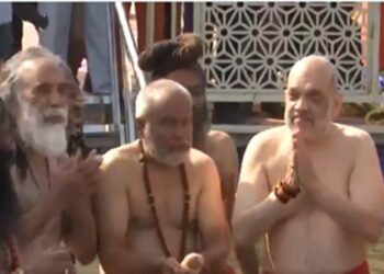 केंद्रीय गृहमंत्री अमित शाह ने त्रिवेणी संगम में संतों के साथ लगाई डुबकी