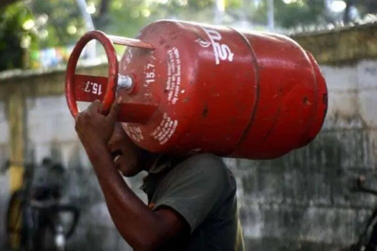 नए साल पर बड़ी खुशखबरी, LPG सिलेंडर हुआ सस्ता