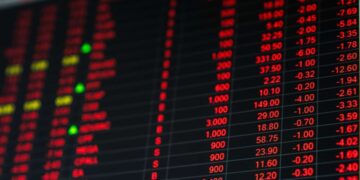 अमेरिकी टैरिफ से लुढ़का शेयर बाजार, सेंसेक्स 3041 अंक फिसला, Nifty 21000 के पार