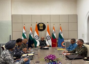 रक्षा मंत्री ने CDS और तीनों सेना प्रमुखों के साथ की बैठक, सभी नापाक मंसूबों का दिया जाएगा जवाब