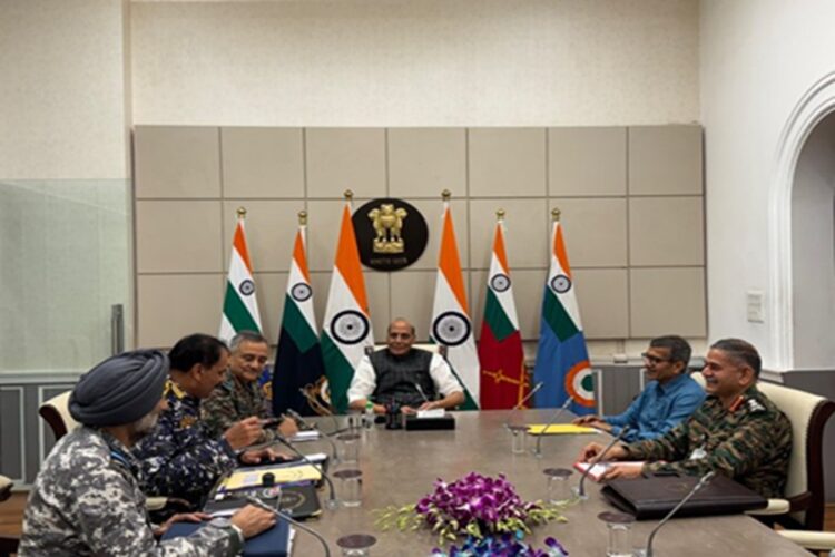 रक्षा मंत्री ने CDS और तीनों सेना प्रमुखों के साथ की बैठक, सभी नापाक मंसूबों का दिया जाएगा जवाब