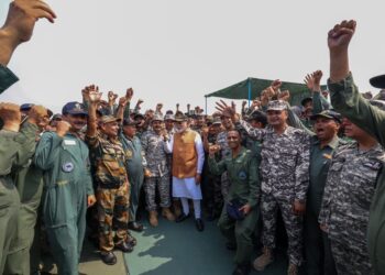 'Operation Sindoor' के बाद आदमपुर एयरबेस पहुंचे PM मोदी, जवानों के हाई जोश को किया सलाम