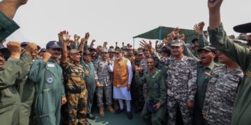 'Operation Sindoor' के बाद आदमपुर एयरबेस पहुंचे PM मोदी, जवानों के हाई जोश को किया सलाम