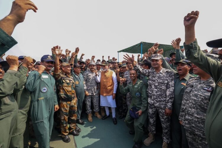 'Operation Sindoor' के बाद आदमपुर एयरबेस पहुंचे PM मोदी, जवानों के हाई जोश को किया सलाम